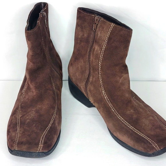 Clark's Brown Suede Booties Size 10W. S1266 - Picture 1 of 7